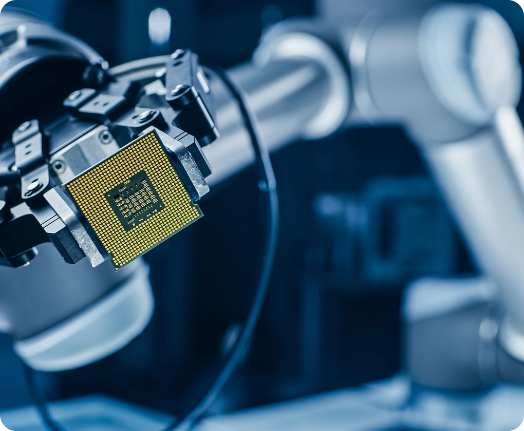 Industrieroboter hält einen Mikrochip