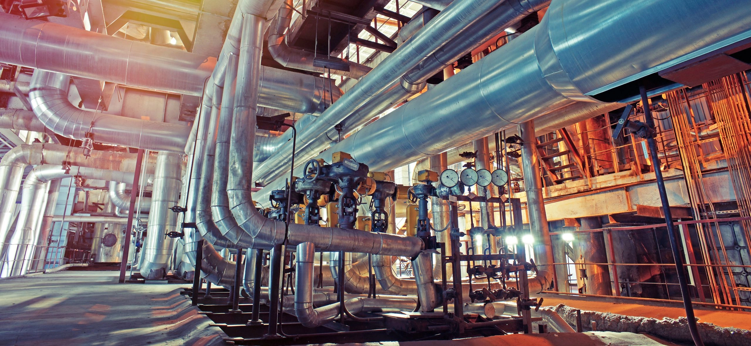 Technische Industrieanlage mit Rohrleitungen